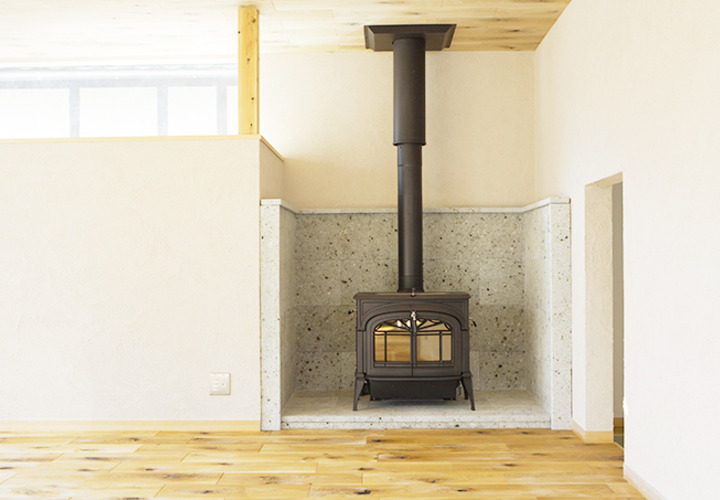 リビング脇の暖炉