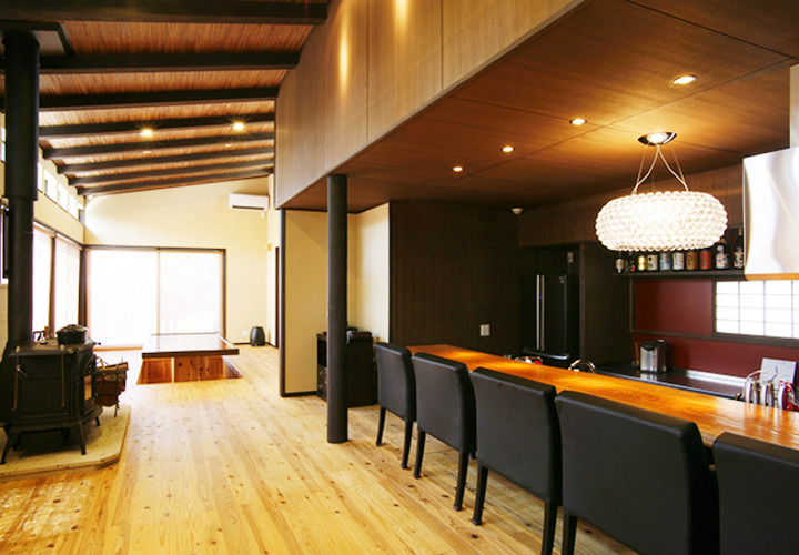 暖炉を据え付けたリビング