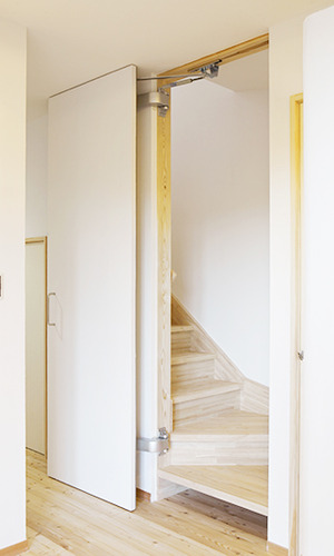 ドア奥の階段