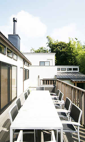 大きなテーブルを置いても広々テラス