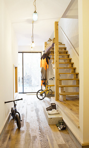 オープン階段脇の玄関スペース