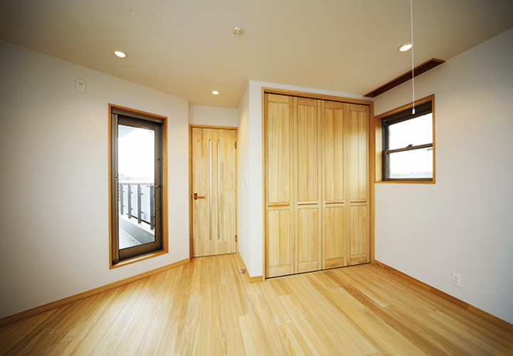 広がりを感じる間取りの洋室