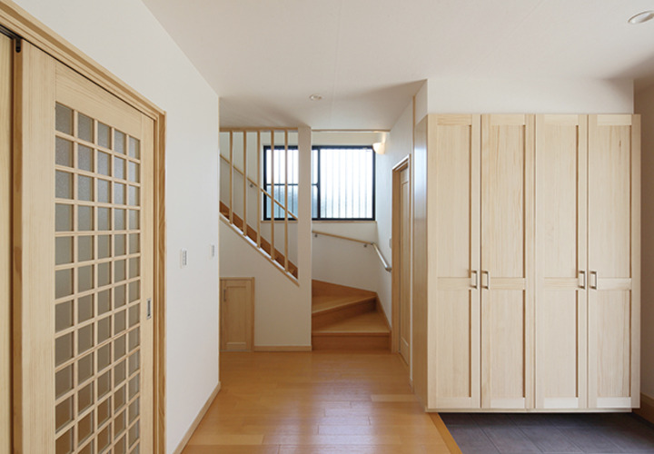 優しい色合いの建具が並ぶ室内