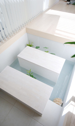 タイルで作られた飛び石を配置した遊び心あふれる玄関スペース