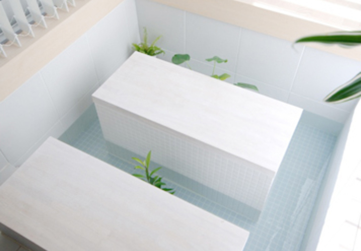 タイルで作られた飛び石を配置した遊び心あふれる玄関スペース