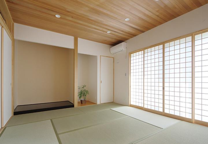 網目の小さい障子から注ぐ光が明るい和室