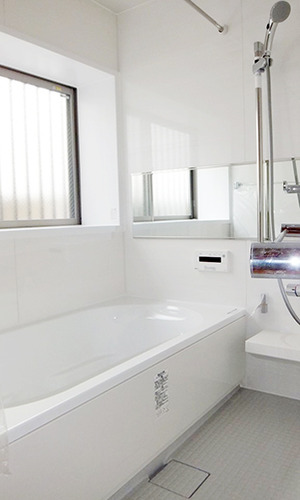 白を基調とした洗練された浴室