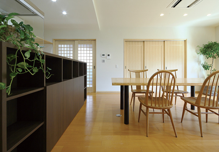 キッチンとの境界になる飾り棚