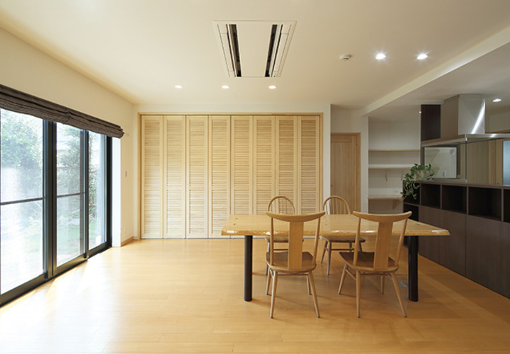 天井高のある開放的なリビング