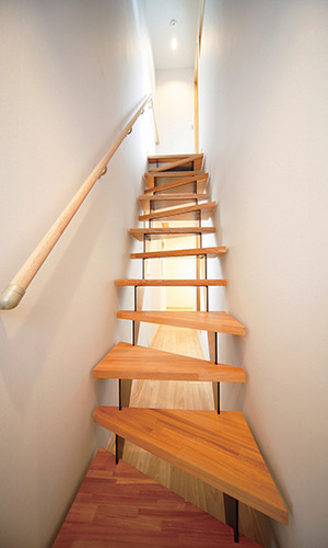 三角の踏み板が交互に並ぶ階段