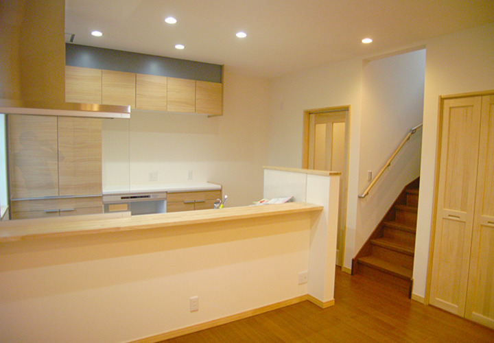 低めのカウンターキッチンで繋がりを感じるLDK