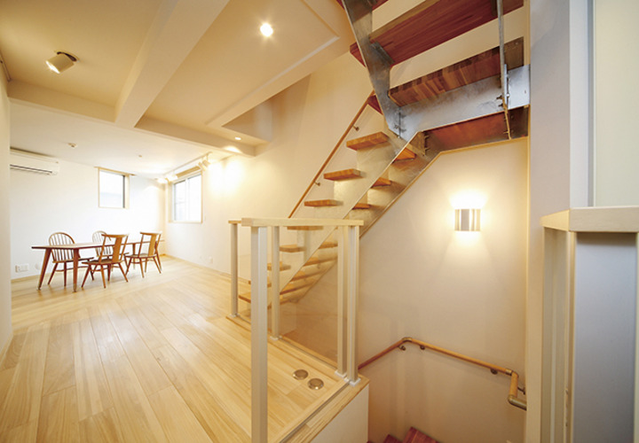 異素材が違和感なく使用されたリビング