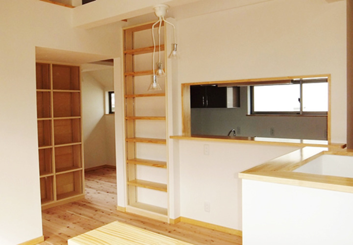 壁面収納が並ぶリビングの眺め