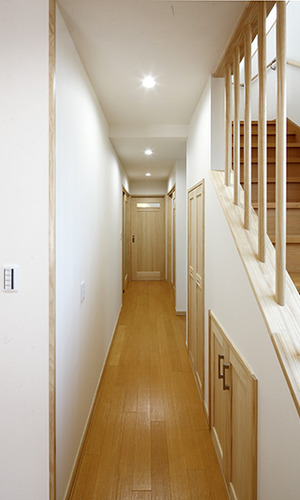 奥行きを感じる廊下スペース