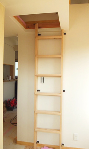 上階へはしごで繋がるユニークな造り