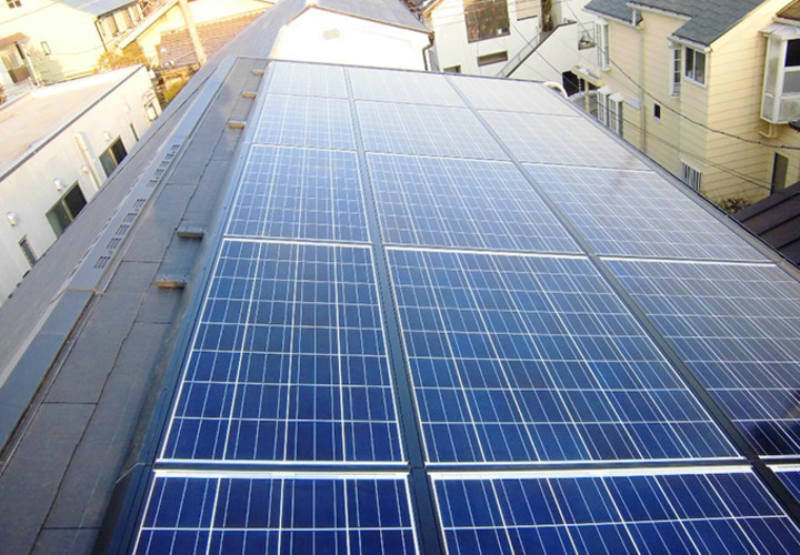 太陽光パネルを設置した屋根