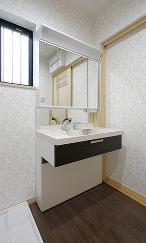 小花柄の壁紙が可愛らしい洗面室