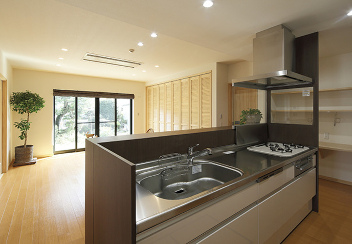 キッチンからリビングを眺める