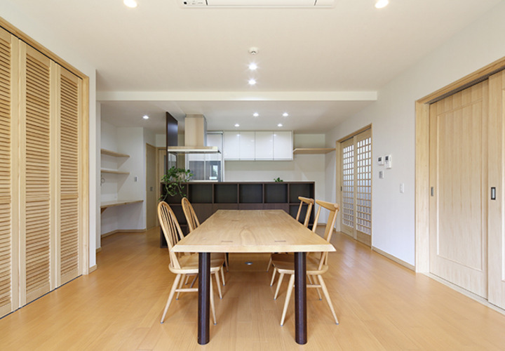 優しい色合いの無垢材を使用したリビング