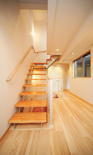 吹き抜けが開放感を与える階段