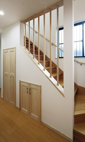 階段下に並ぶ収納棚