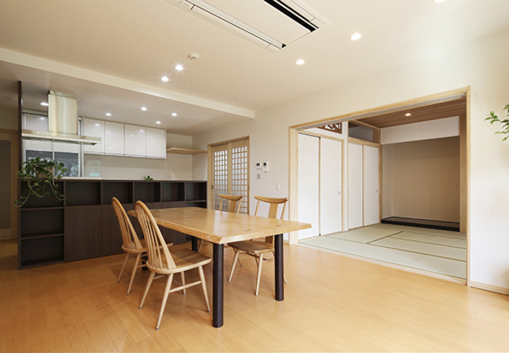 和室への扉を開放し広々空間のLDK