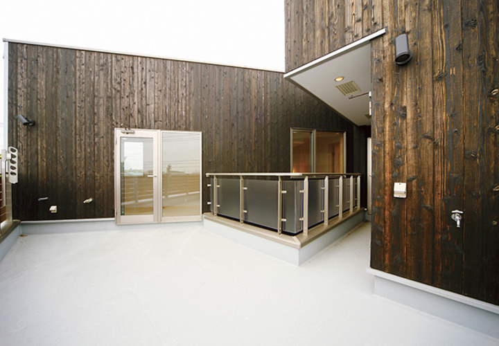 各部屋を繋ぐ広々バルコニー