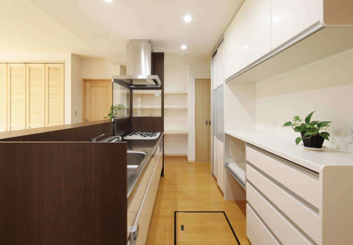 使い勝手を重視したスタイリッシュなキッチン