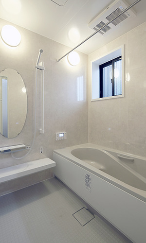 丸長の鏡が印象的なバスルーム