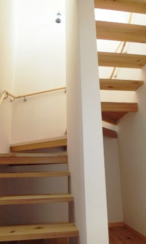 U字に伸びる無垢材板の階段