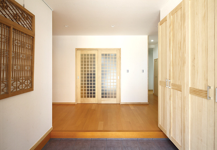 組子の装飾が迎える和風な玄関