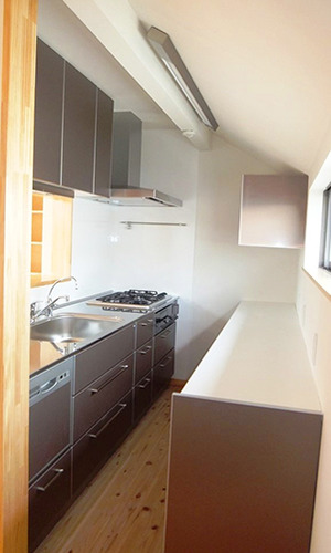 広い作業スペースのあるキッチン