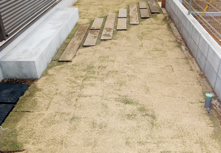 敷板が並ぶ庭スペース