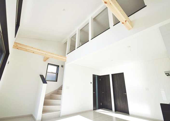 ビルトインガレージと勾配天井のある家