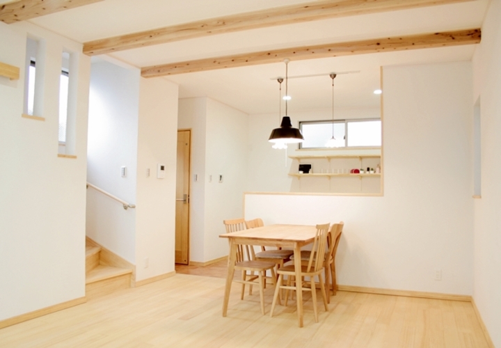 現わしの梁が見える天井