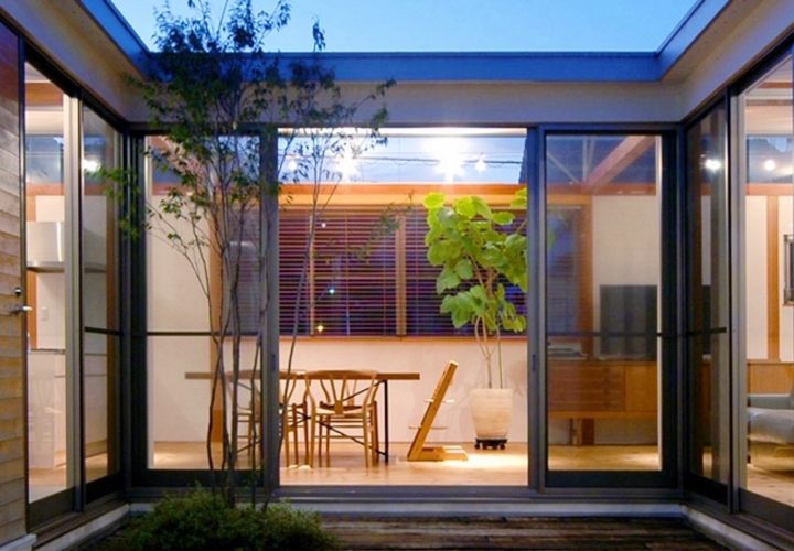 コートハウス 3の中庭夜景