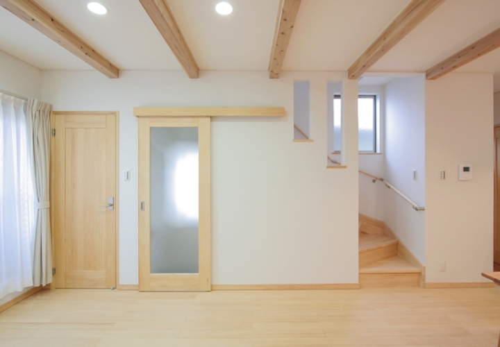 建具(ドア)もすべてパインの無垢材