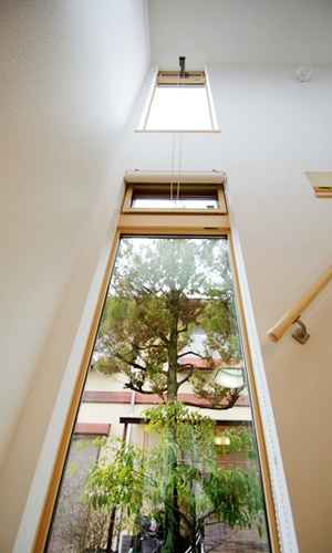 リビング階段吹き抜け部の窓