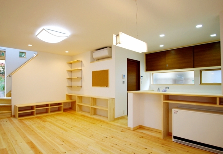 LDK　計算された造作の収納棚