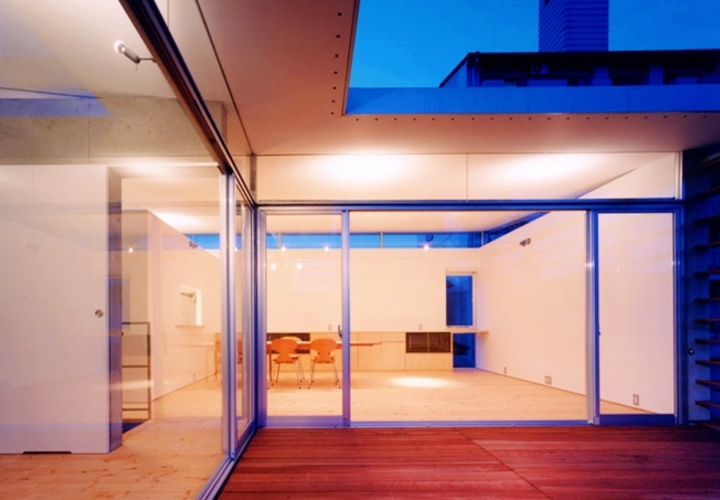 コートハウス 2の中庭夜景