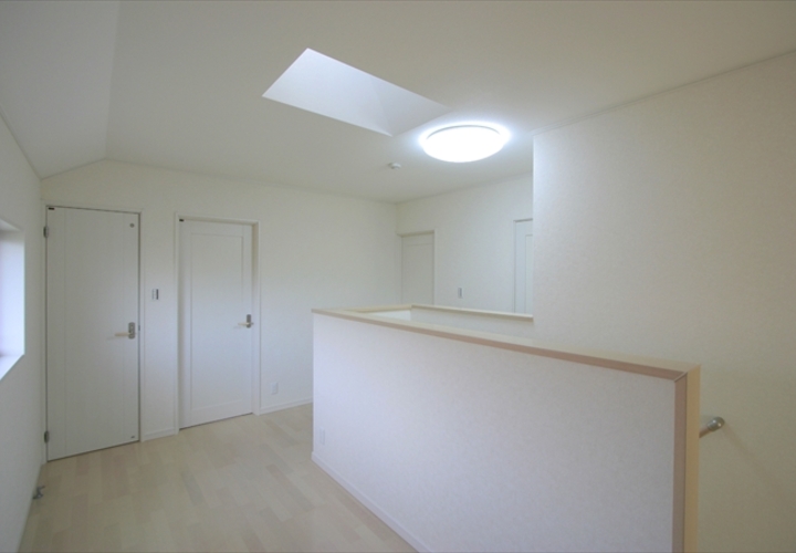 天窓から光が差し込む２階ホール