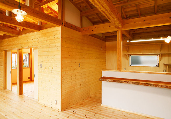 キッチンそばのカウンター