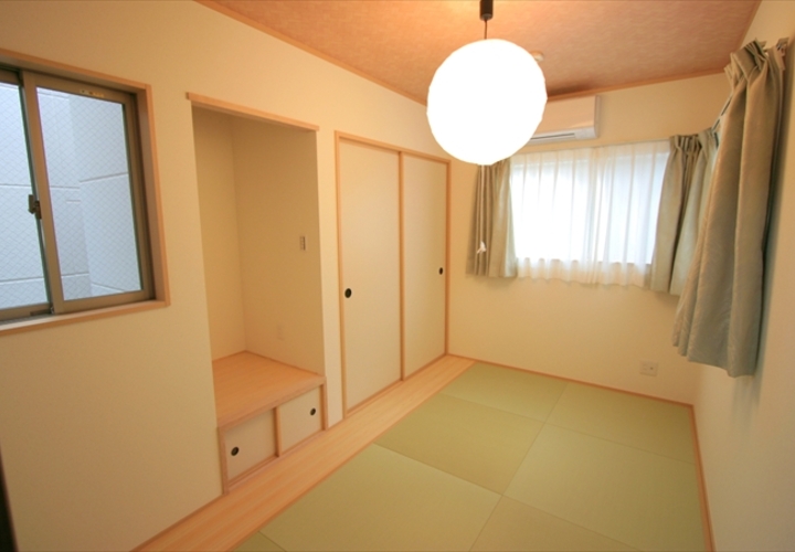 琉球畳風の和紙畳と大壁造りの壁にて、シンプルで明るい仏間