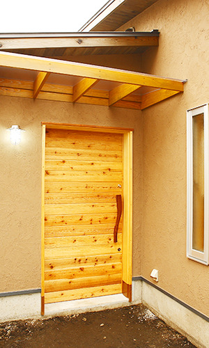 ナチュラルな雰囲気の勝手口のドア