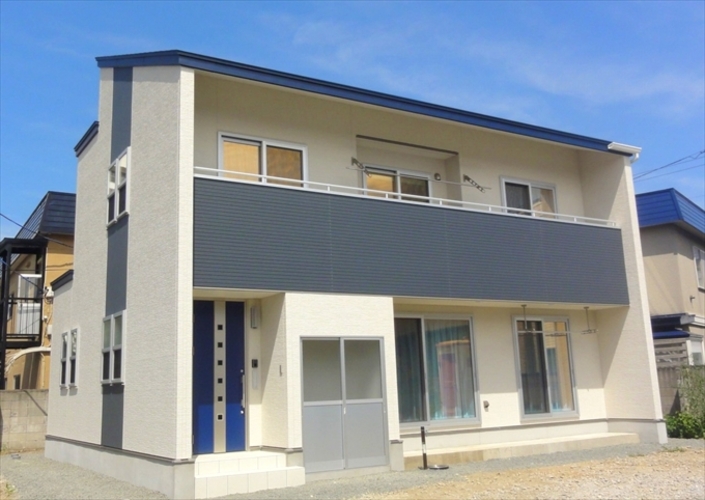 シンメトリックな外観と大きなベランダのある家