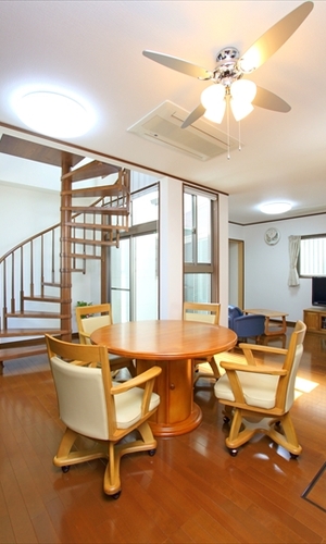 光を取り入れるパティオがあるリビング