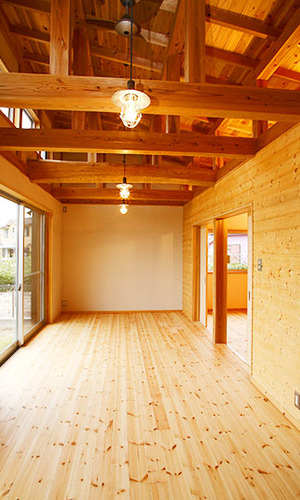 吹き抜けの天井