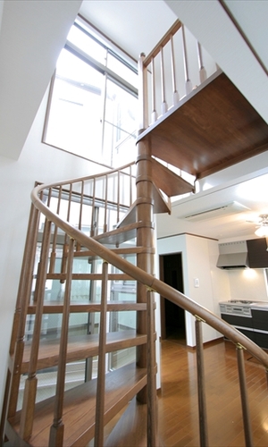 ２階の採光をより１階にとどかせるための「らせん階段」