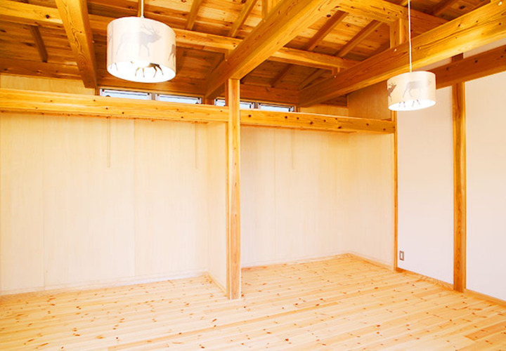 木をふんだんに使った洋室