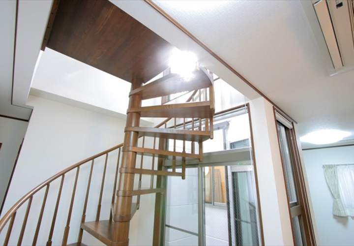 らせん階段が通る吹き抜け